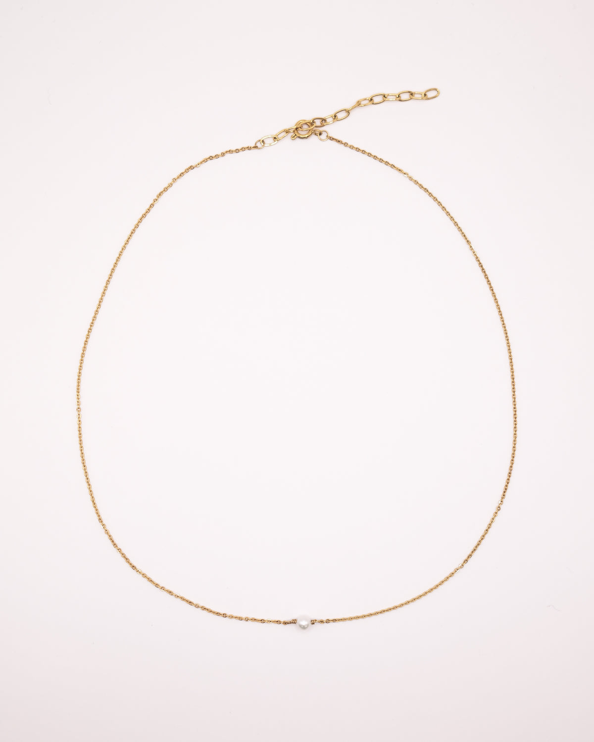 Collier Lisa ras de cou doré avec chaîne fine et perle de culture