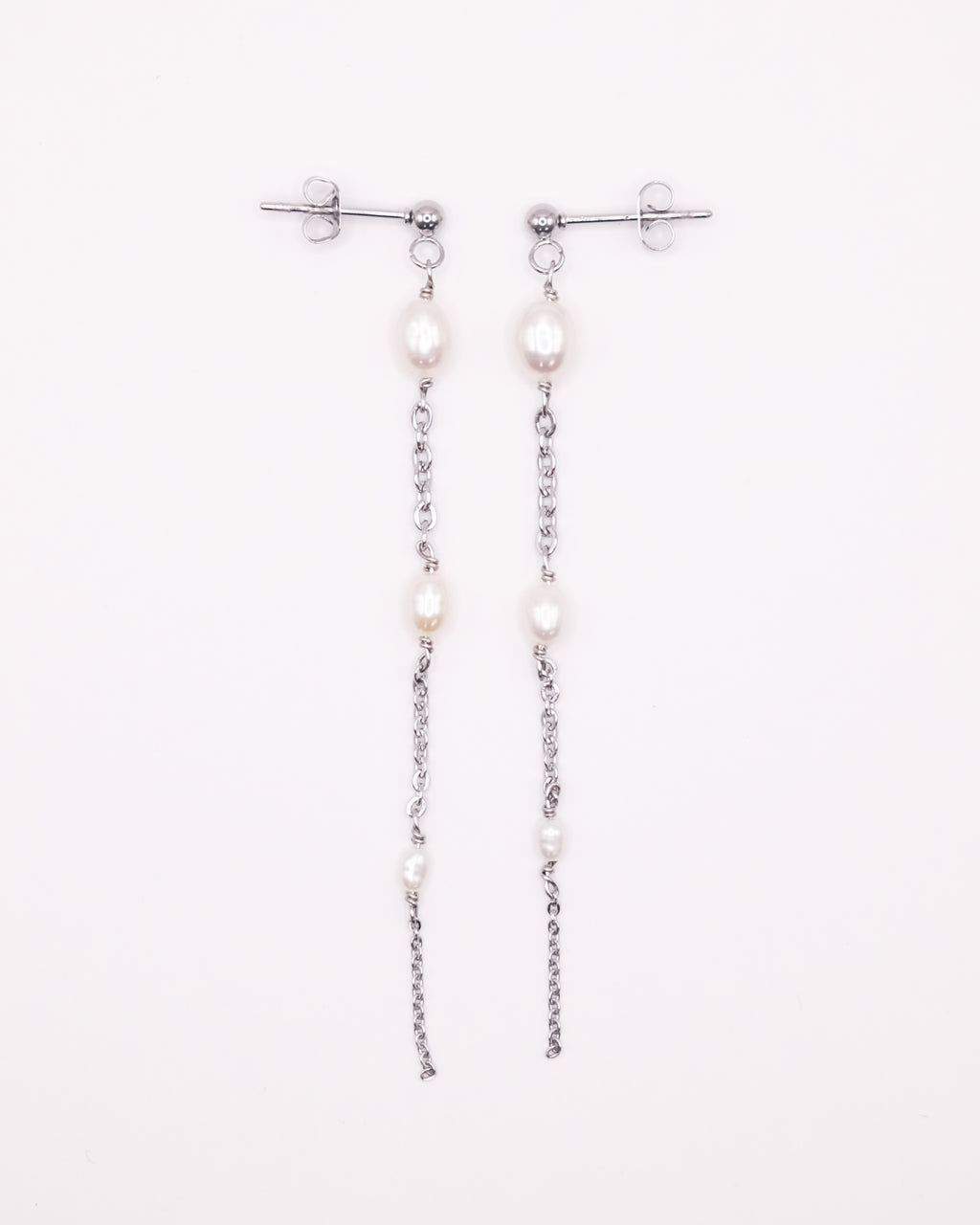Boucles d’oreilles Louise argentées avec chaînettes et dégradé de perles de culture