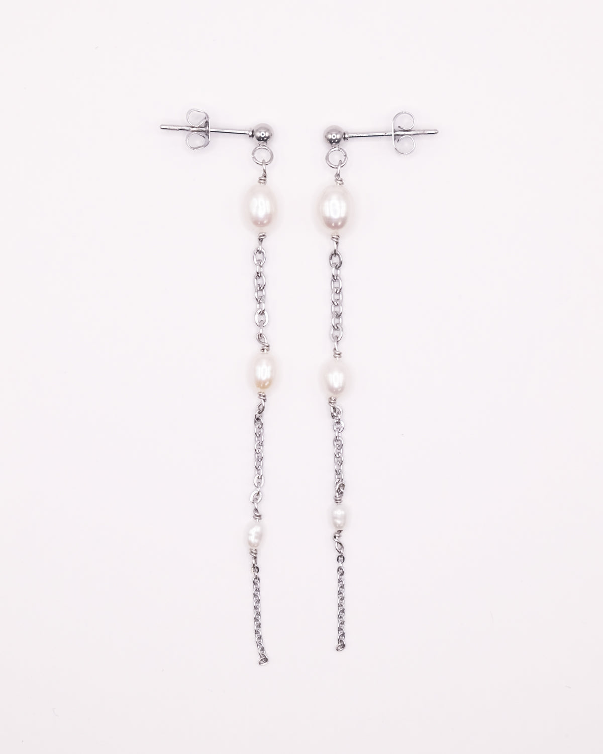 Boucles d’oreilles Louise argentées avec chaînettes et dégradé de perles de culture