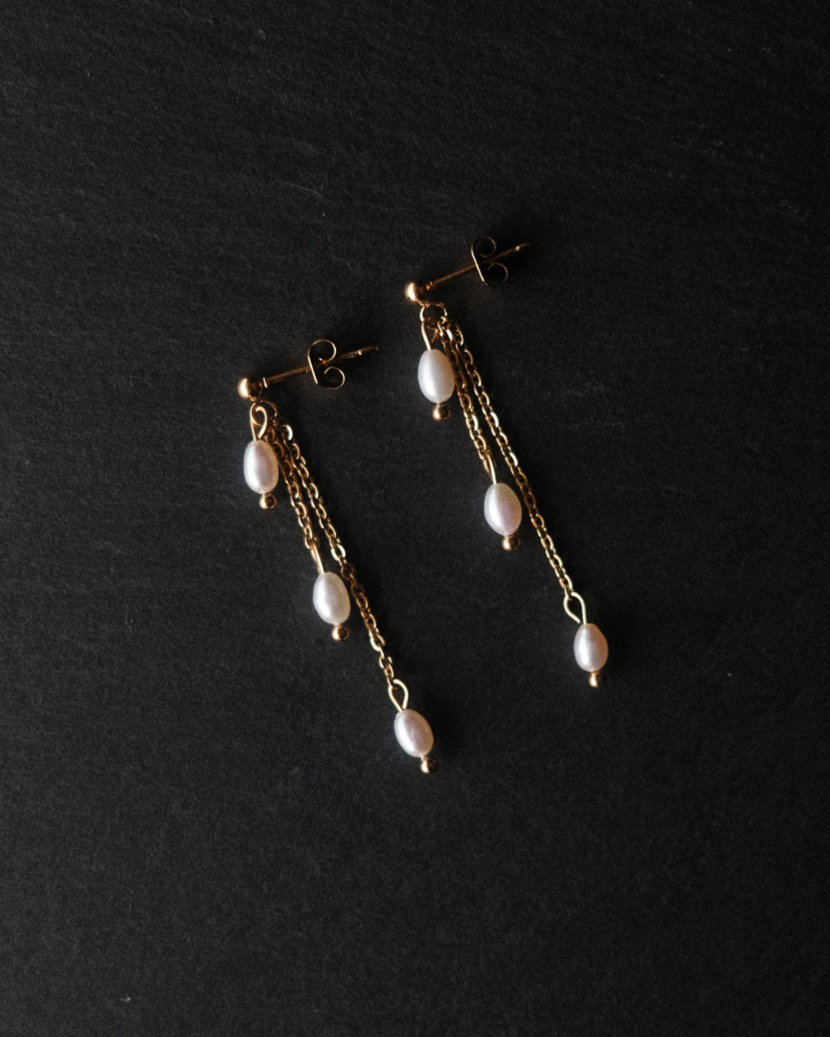Boucles d’oreilles Marguerite dorées avec perles de culture sur chaînettes
