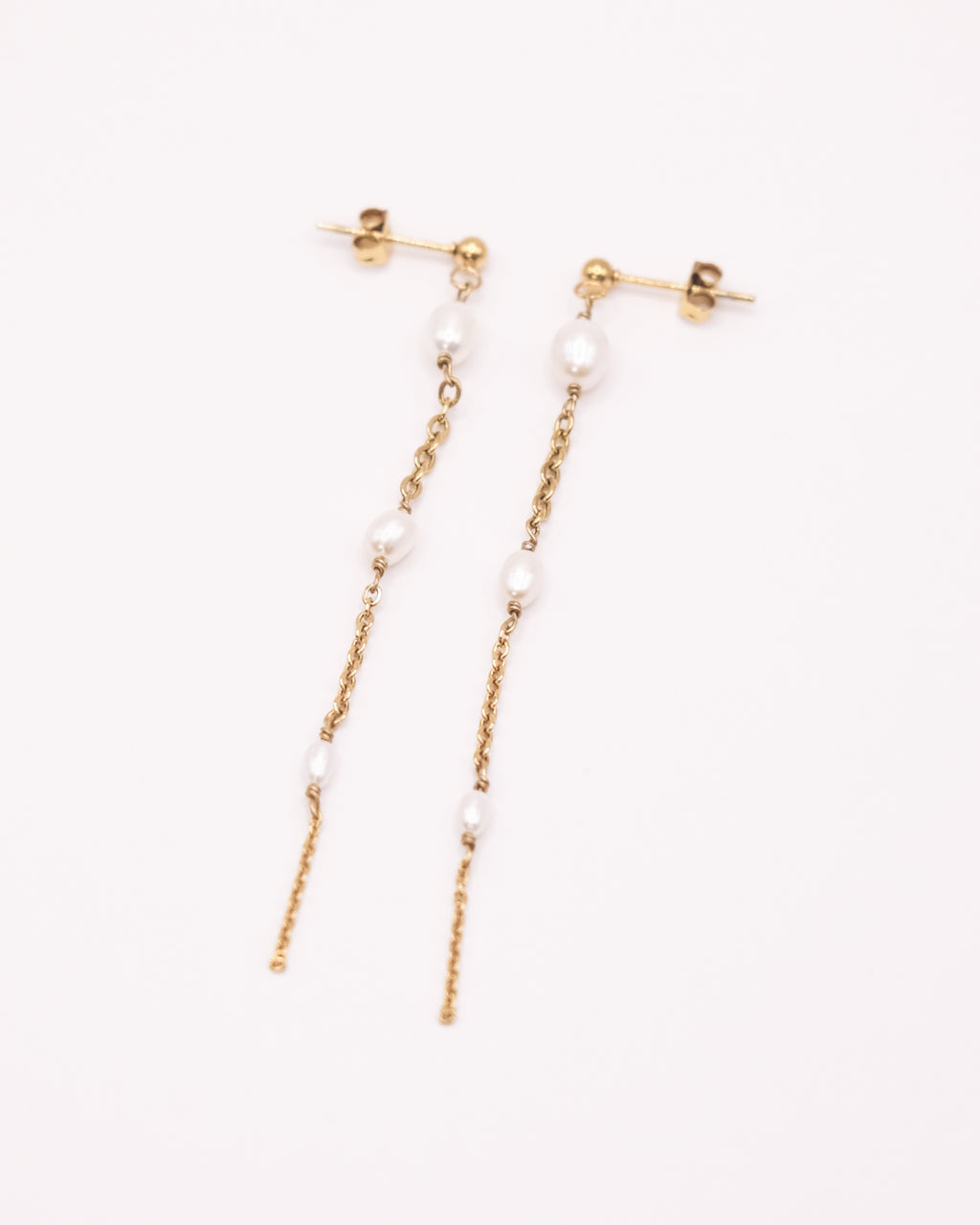 Boucles d’oreilles Louise dorées avec chaînettes et dégradé de perles de culture