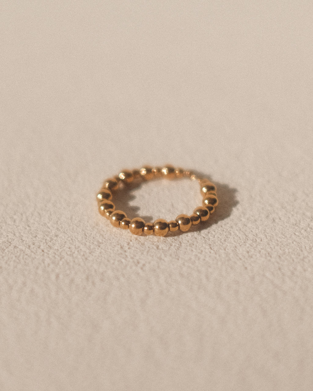Bague Gigi dorée en perles d’acier inoxydable irrégulières