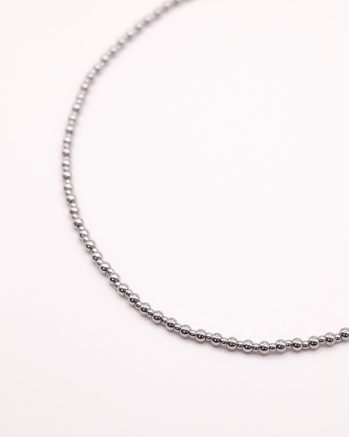 Collier Gigi ras de cou argenté en perles irrégulières