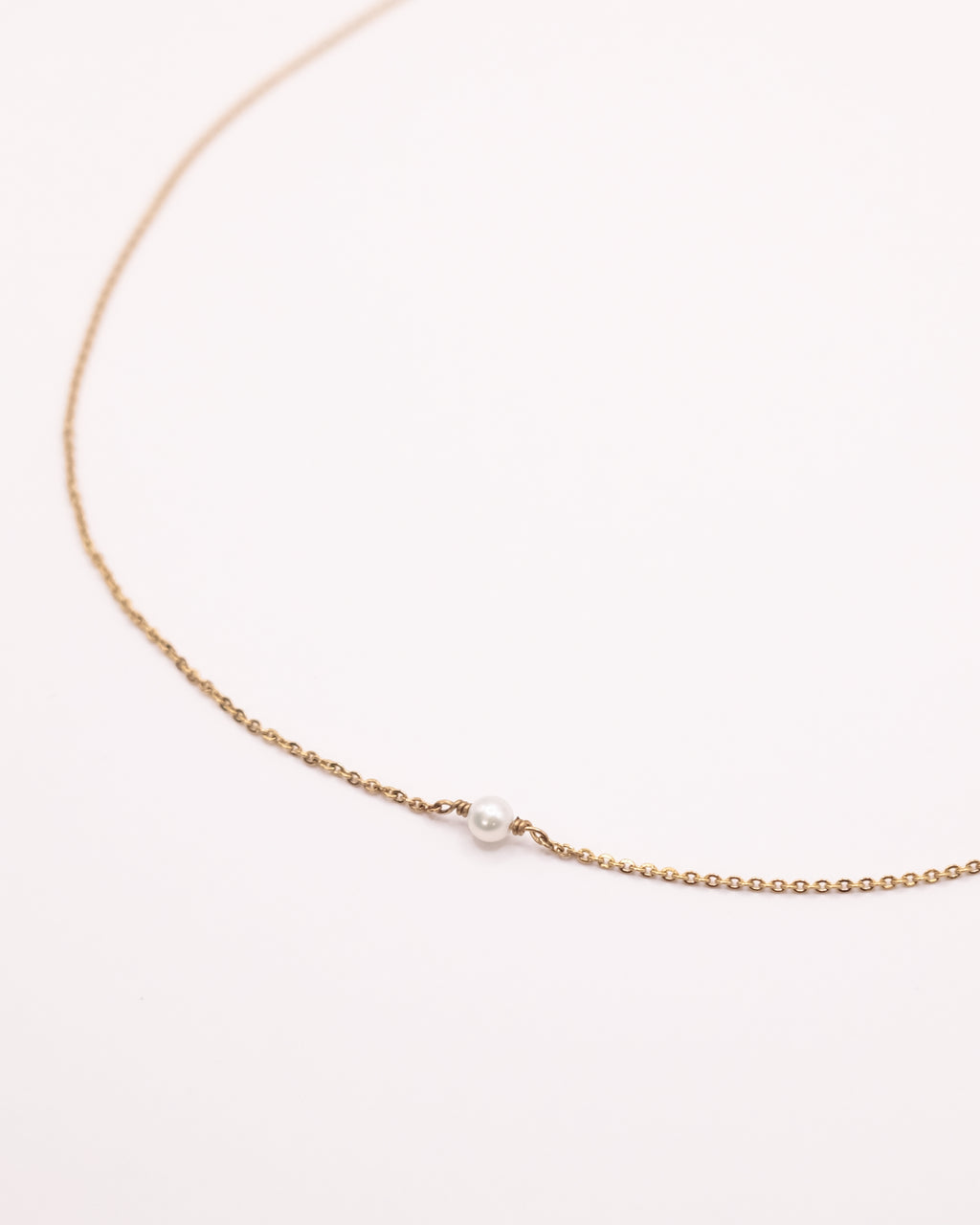 Collier Lisa ras de cou doré avec chaîne fine et perle de culture