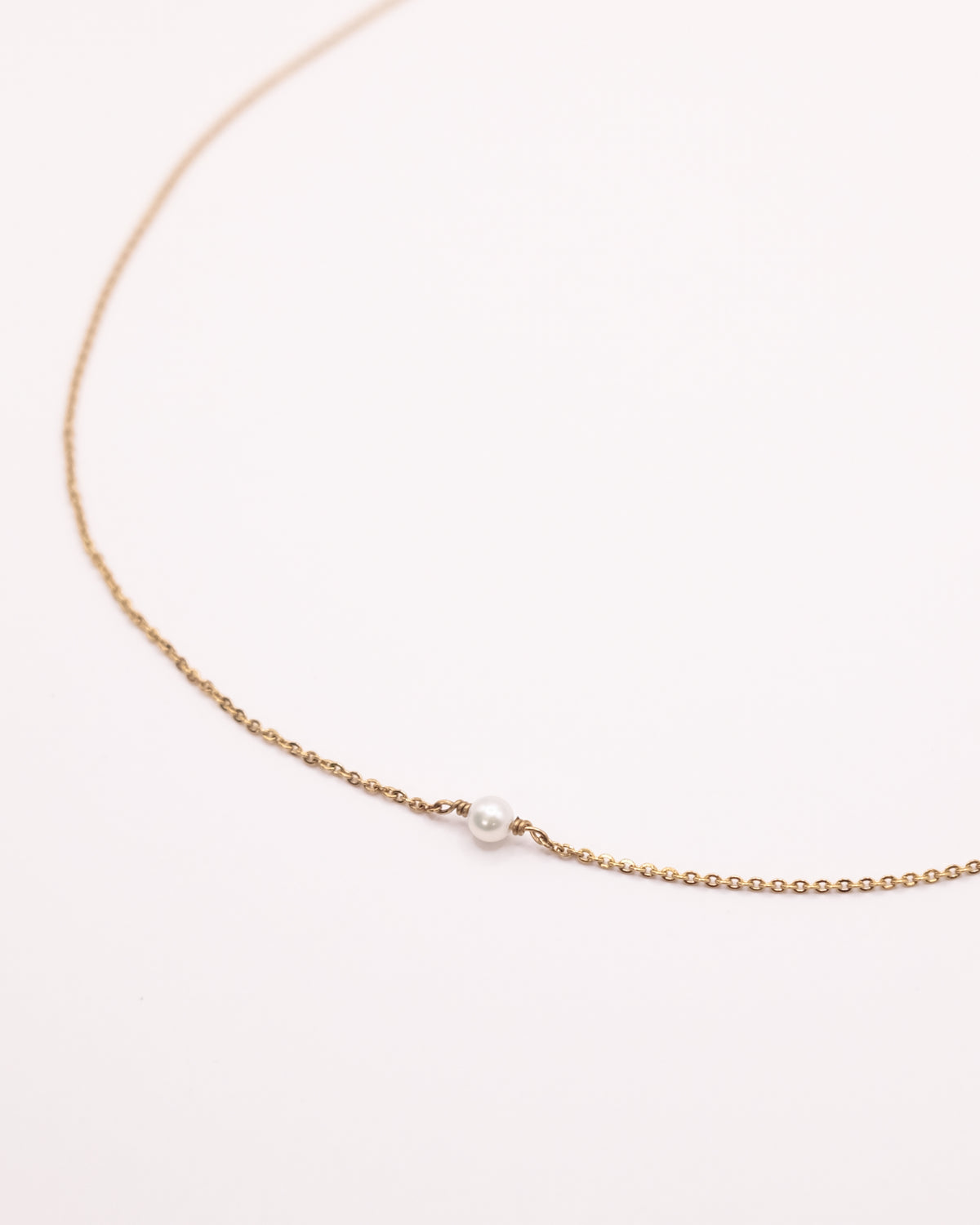Collier Lisa ras de cou doré avec chaîne fine et perle de culture