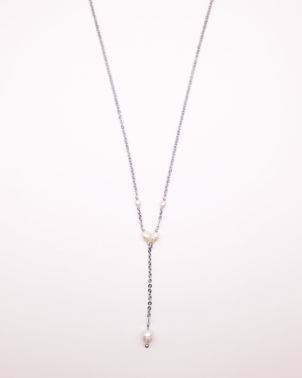 Collier Agnès long argenté avec pendentif en perles de culture