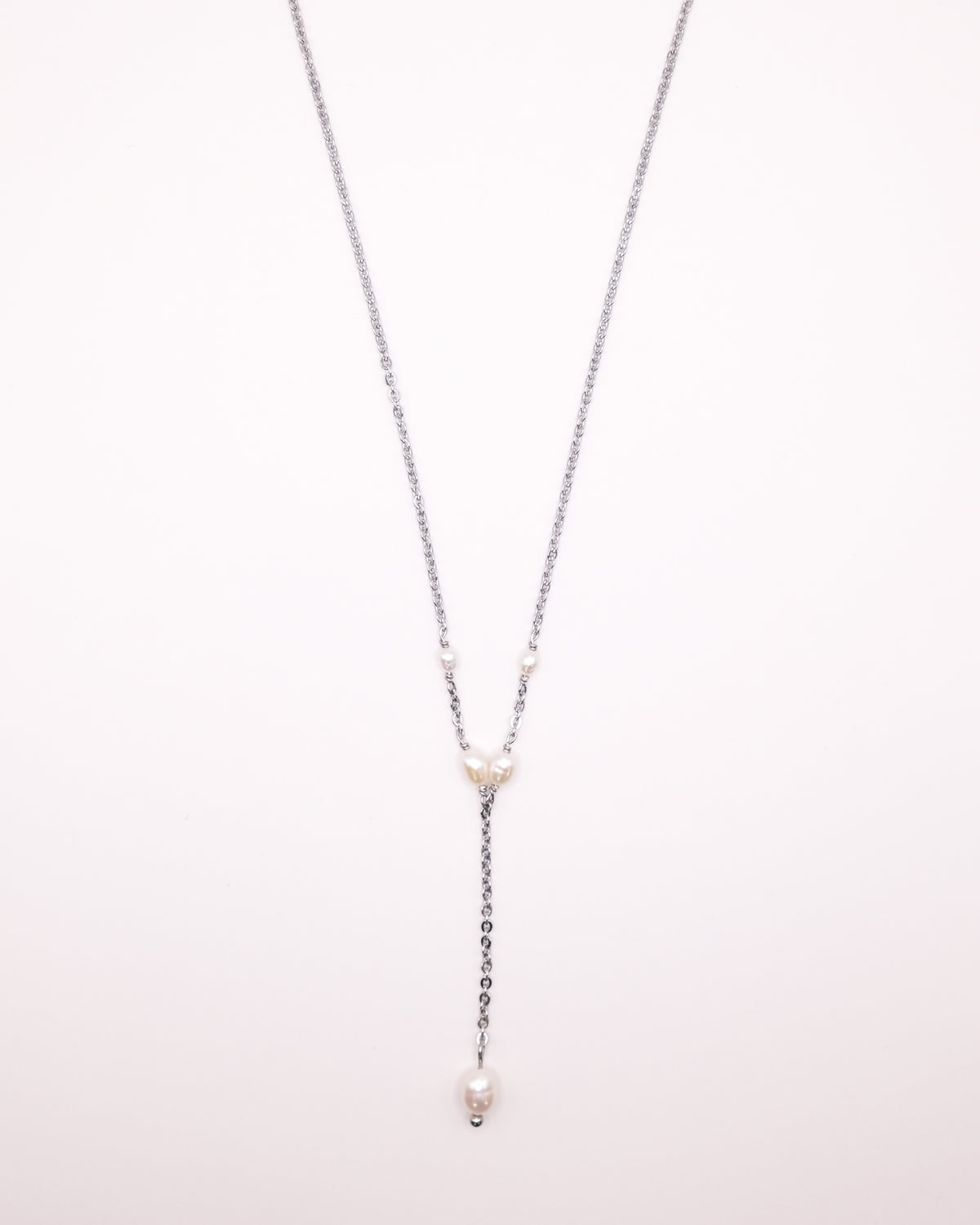 Collier Agnès long argenté avec pendentif en perles de culture