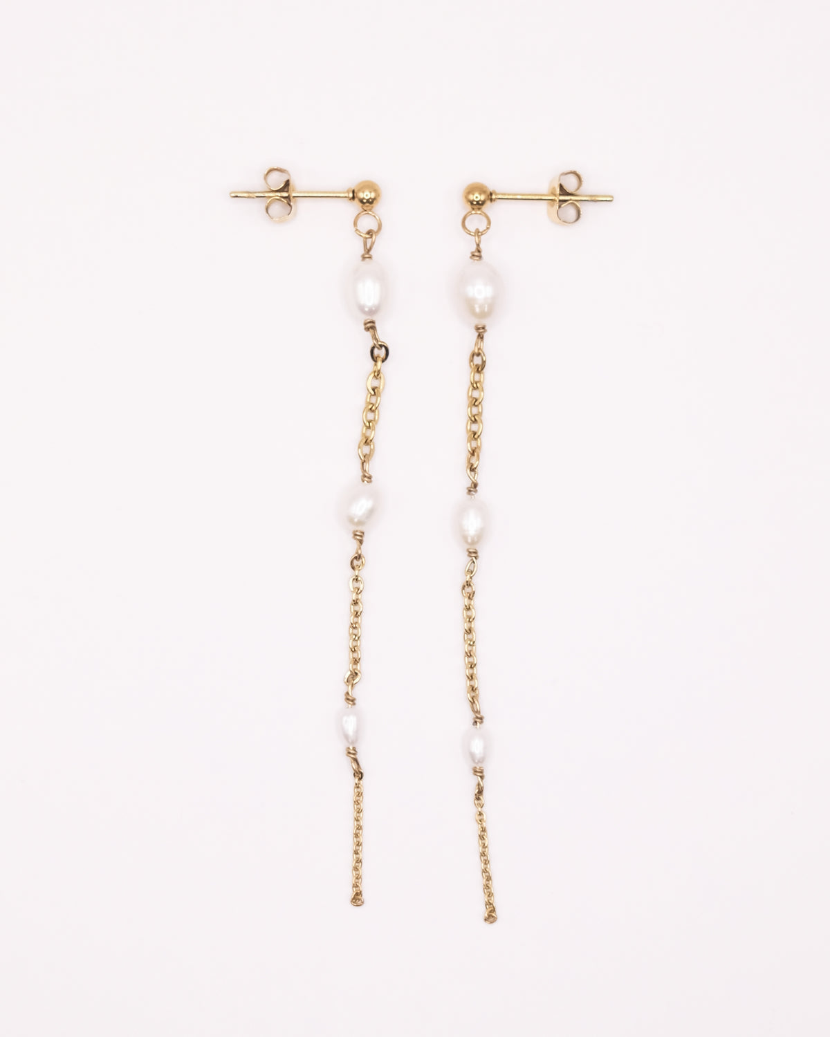 Boucles d’oreilles Louise dorées avec chaînettes et dégradé de perles de culture
