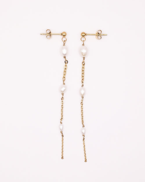 Boucles d’oreilles Louise dorées avec chaînettes et dégradé de perles de culture