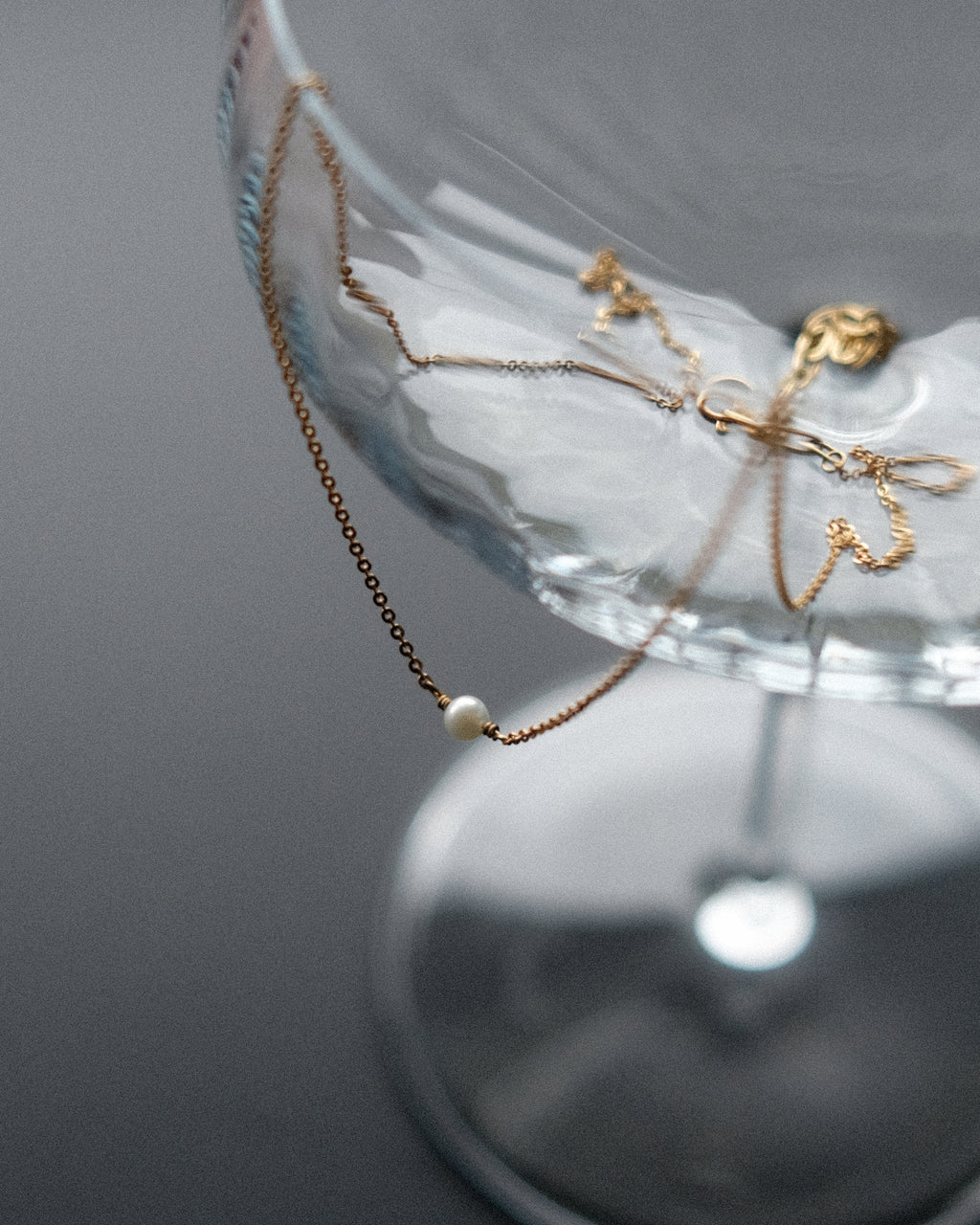 Collier Lisa ras de cou doré avec chaîne fine et perle de culture