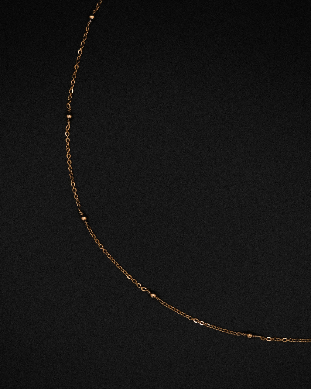Collier Claudia ras de cou doré avec chaîne fine et petites perles
