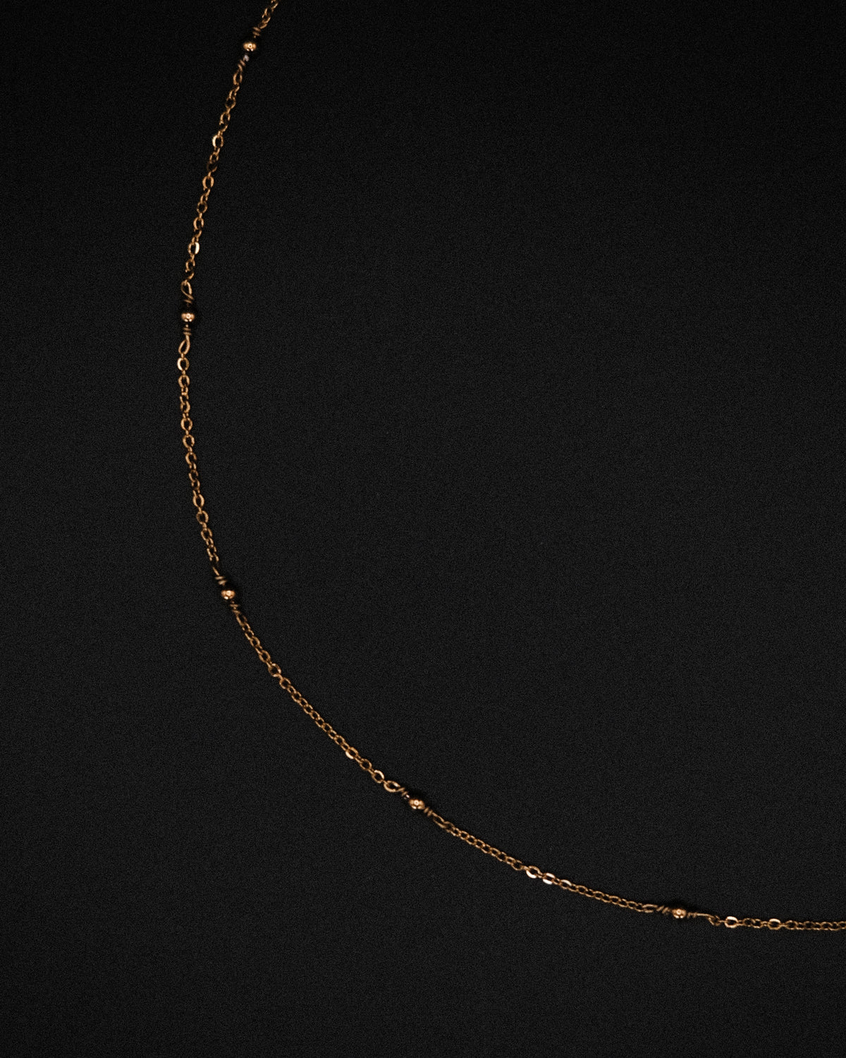 Collier Claudia ras de cou doré avec chaîne fine et petites perles