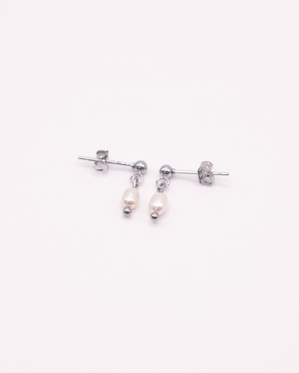 Boucles d’oreilles Amy argentées en acier inoxydable avec perles de culture