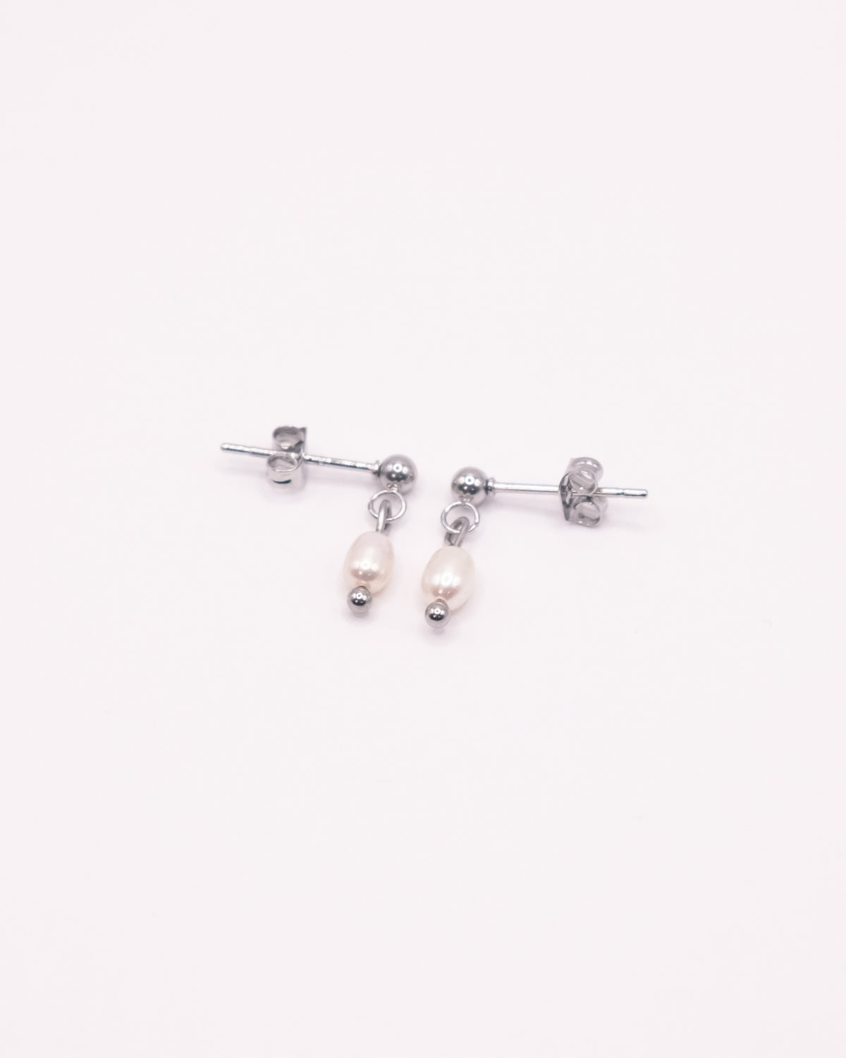 Boucles d’oreilles Amy argentées en acier inoxydable avec perles de culture
