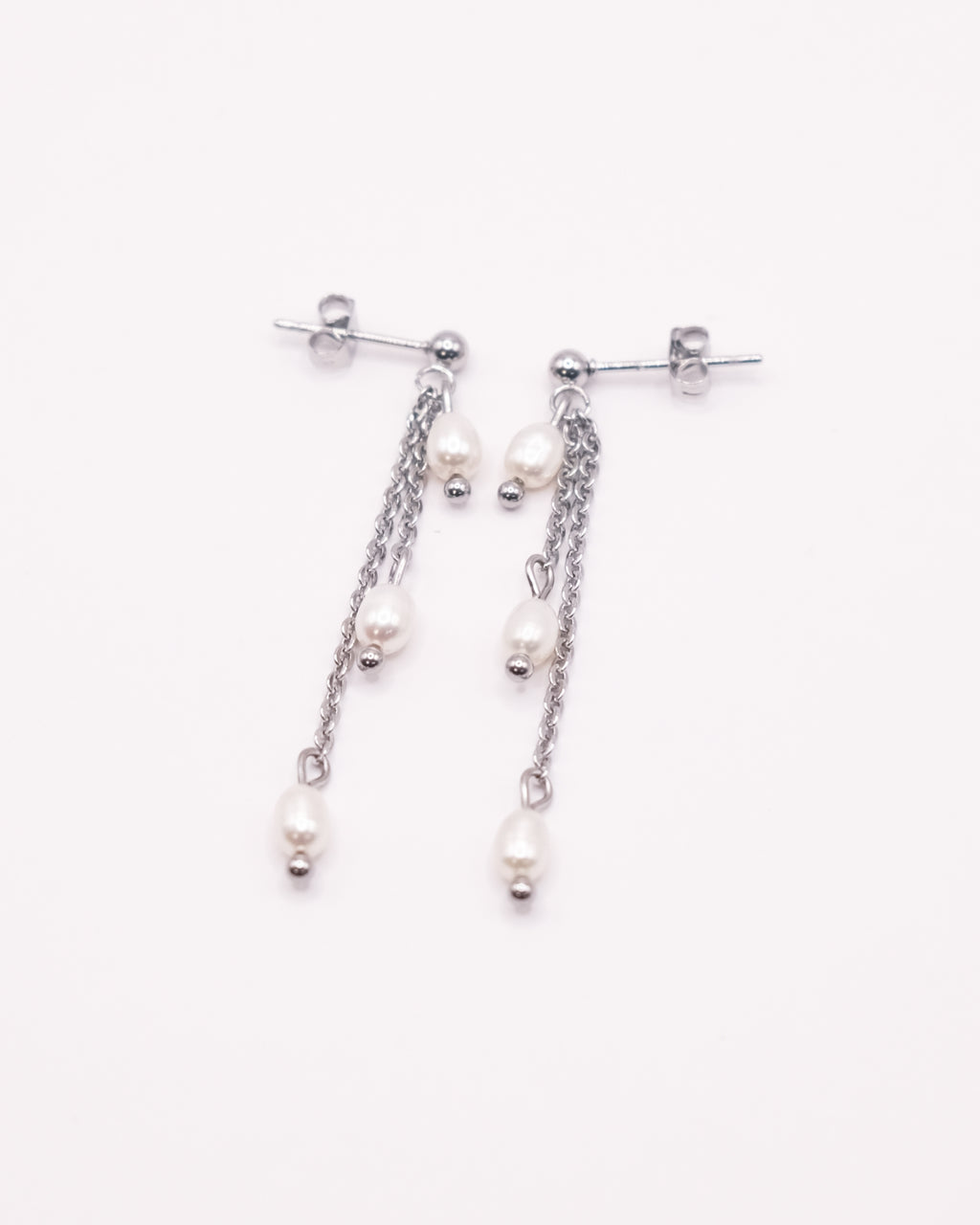 Boucles d’oreilles Marguerite argentées avec perles de culture sur chaînettes