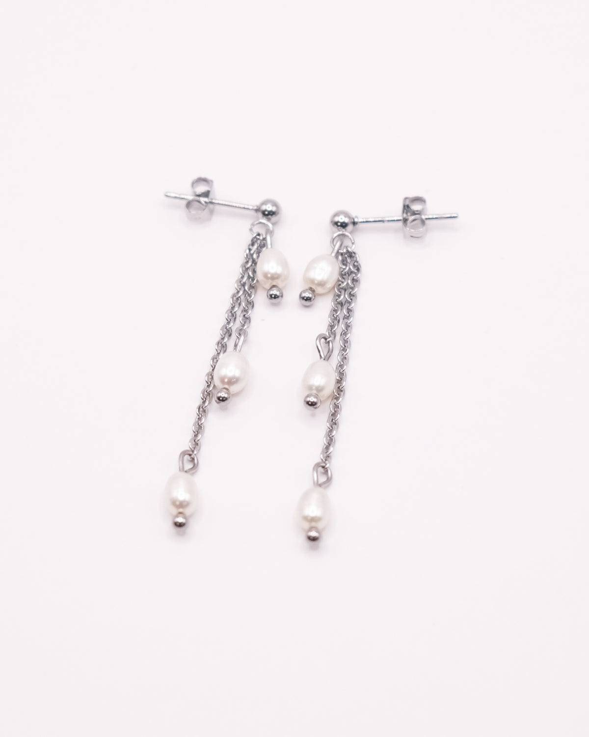 Boucles d’oreilles Marguerite argentées avec perles de culture sur chaînettes