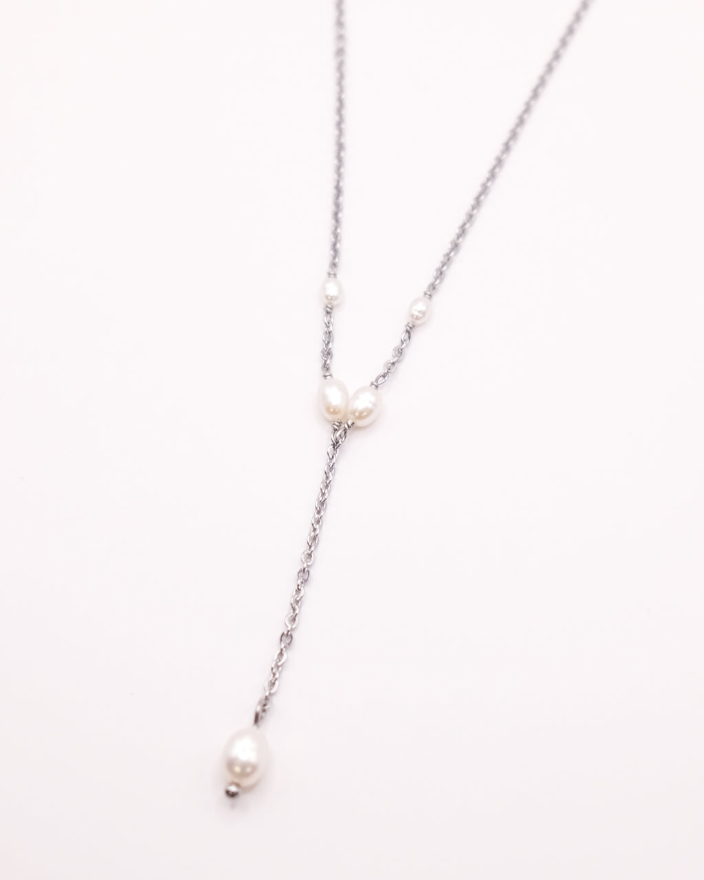 Collier Agnès long argenté avec pendentif en perles de culture