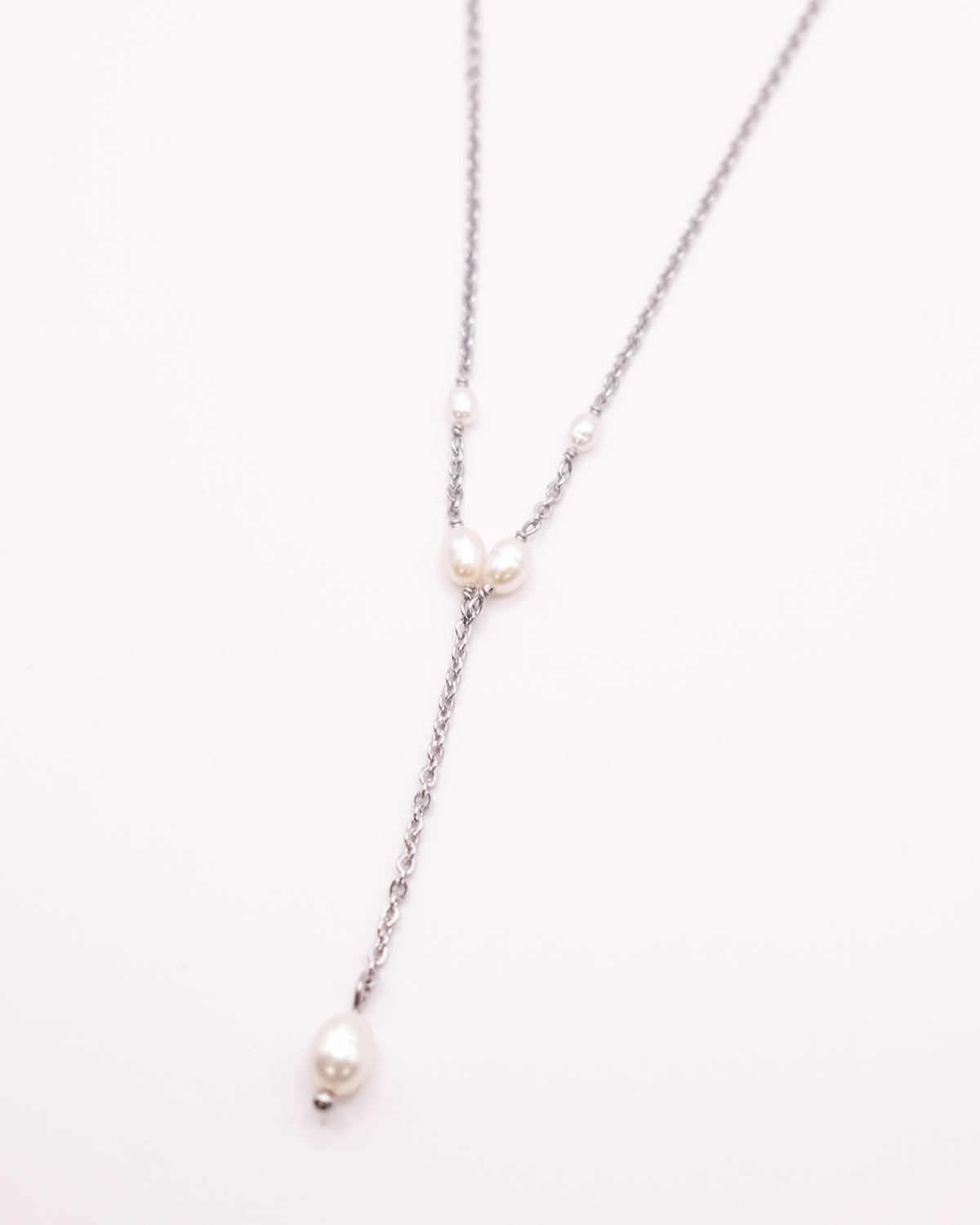 Collier Agnès long argenté avec pendentif en perles de culture