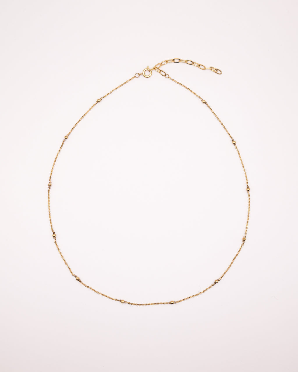 Collier Claudia ras de cou doré avec chaîne fine et petites perles