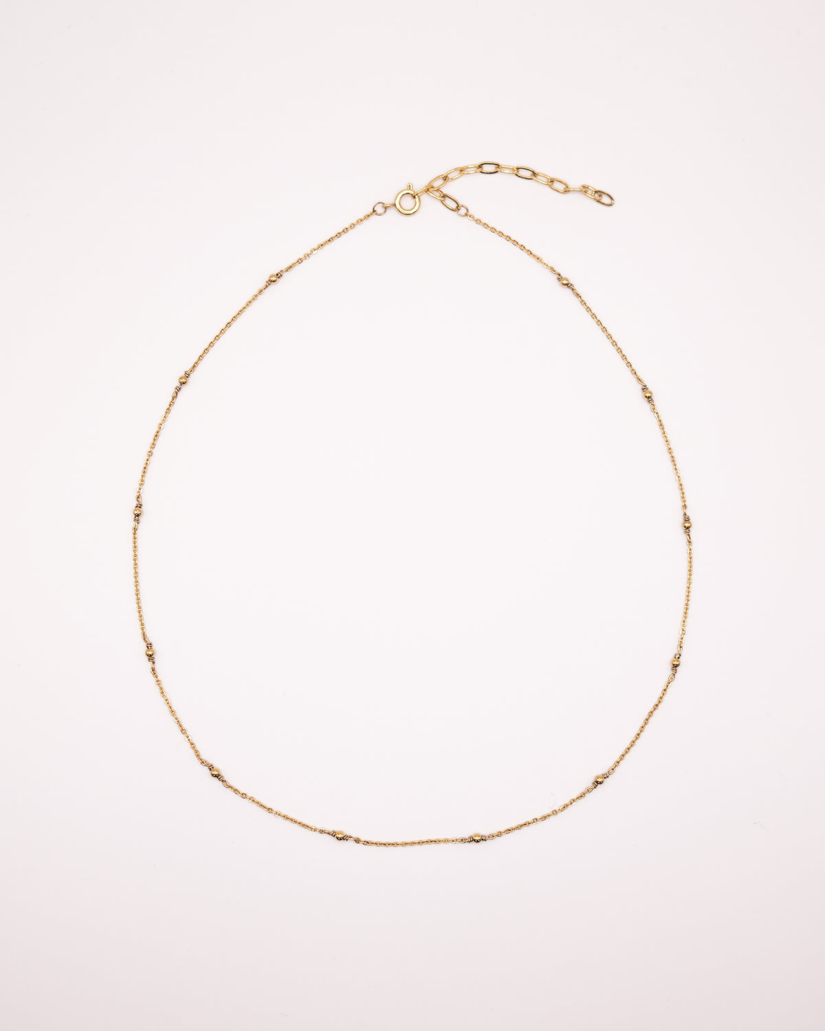Collier Claudia ras de cou doré avec chaîne fine et petites perles