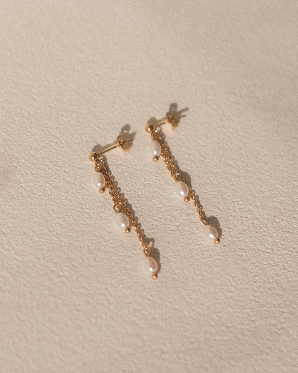 Boucles d’oreilles Marguerite dorées avec perles de culture sur chaînettes