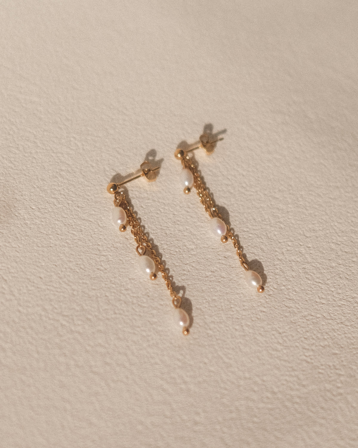 Boucles d’oreilles Marguerite dorées avec perles de culture sur chaînettes