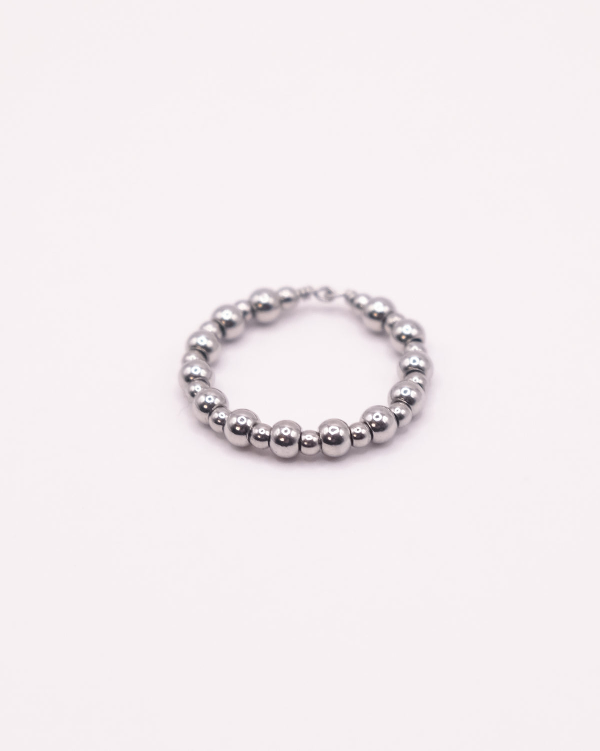 Bague Gigi argentée en perles d’acier inoxydable irrégulières
