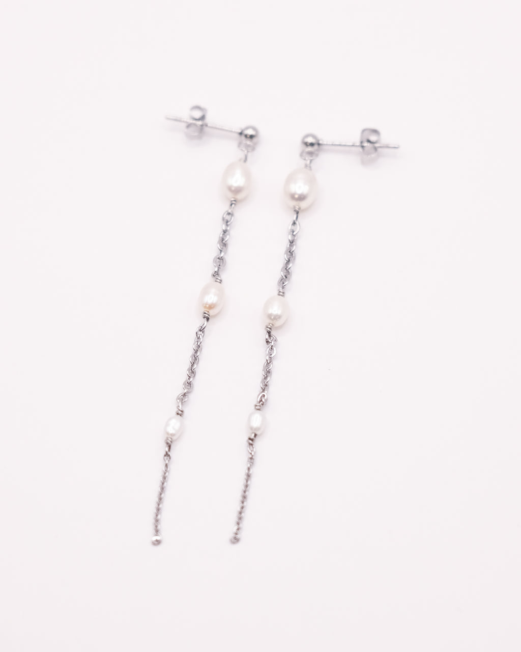 Boucles d’oreilles Louise argentées avec chaînettes et dégradé de perles de culture