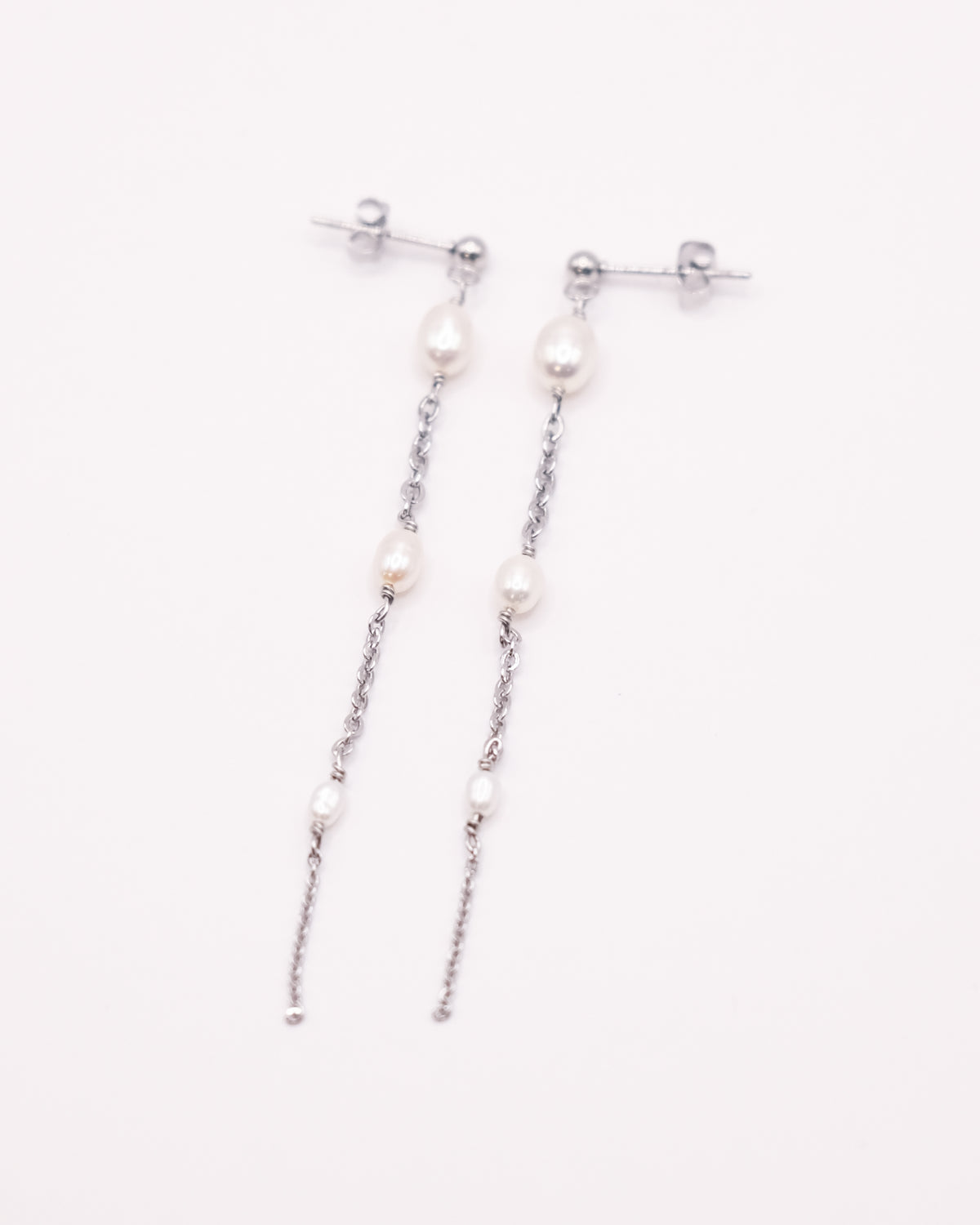 Boucles d’oreilles Louise argentées avec chaînettes et dégradé de perles de culture