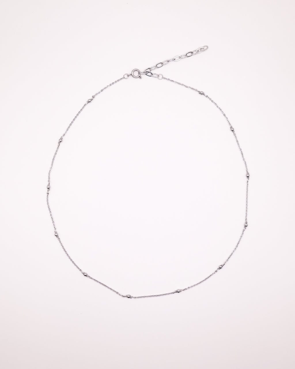 Collier Claudia ras de cou argenté avec chaîne fine et petites perles