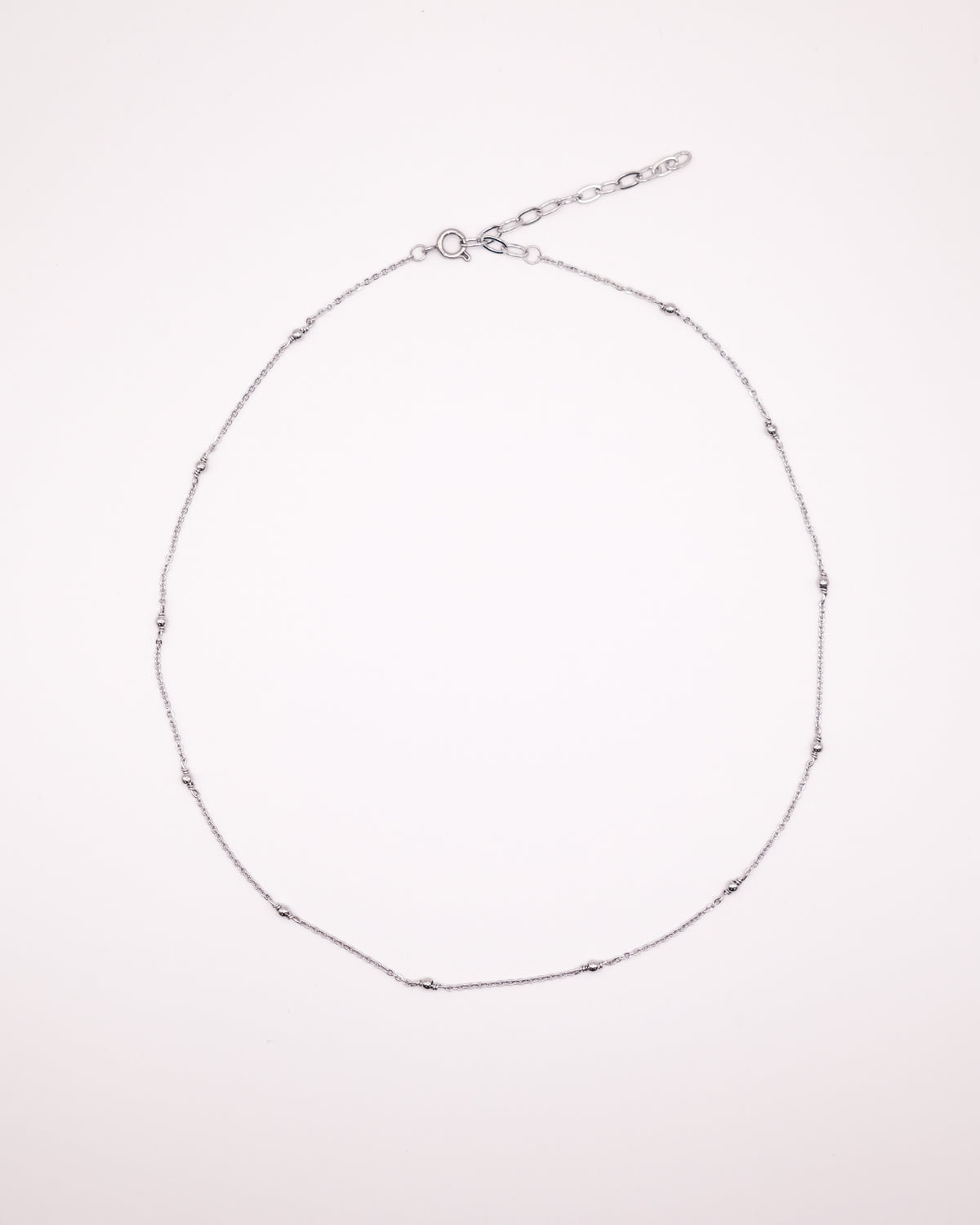 Collier Claudia ras de cou argenté avec chaîne fine et petites perles