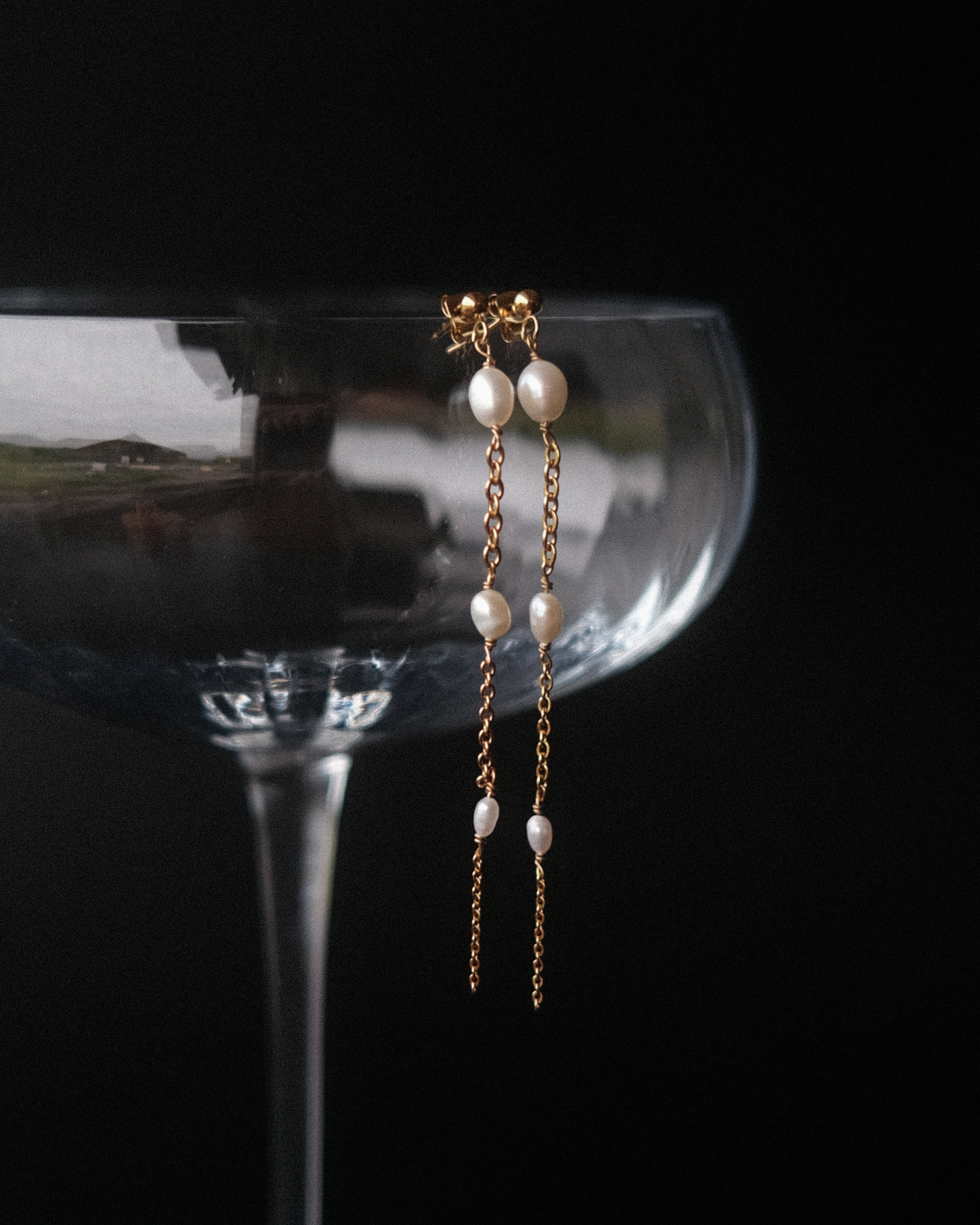 Boucles d’oreilles Louise dorées avec chaînettes et dégradé de perles de culture