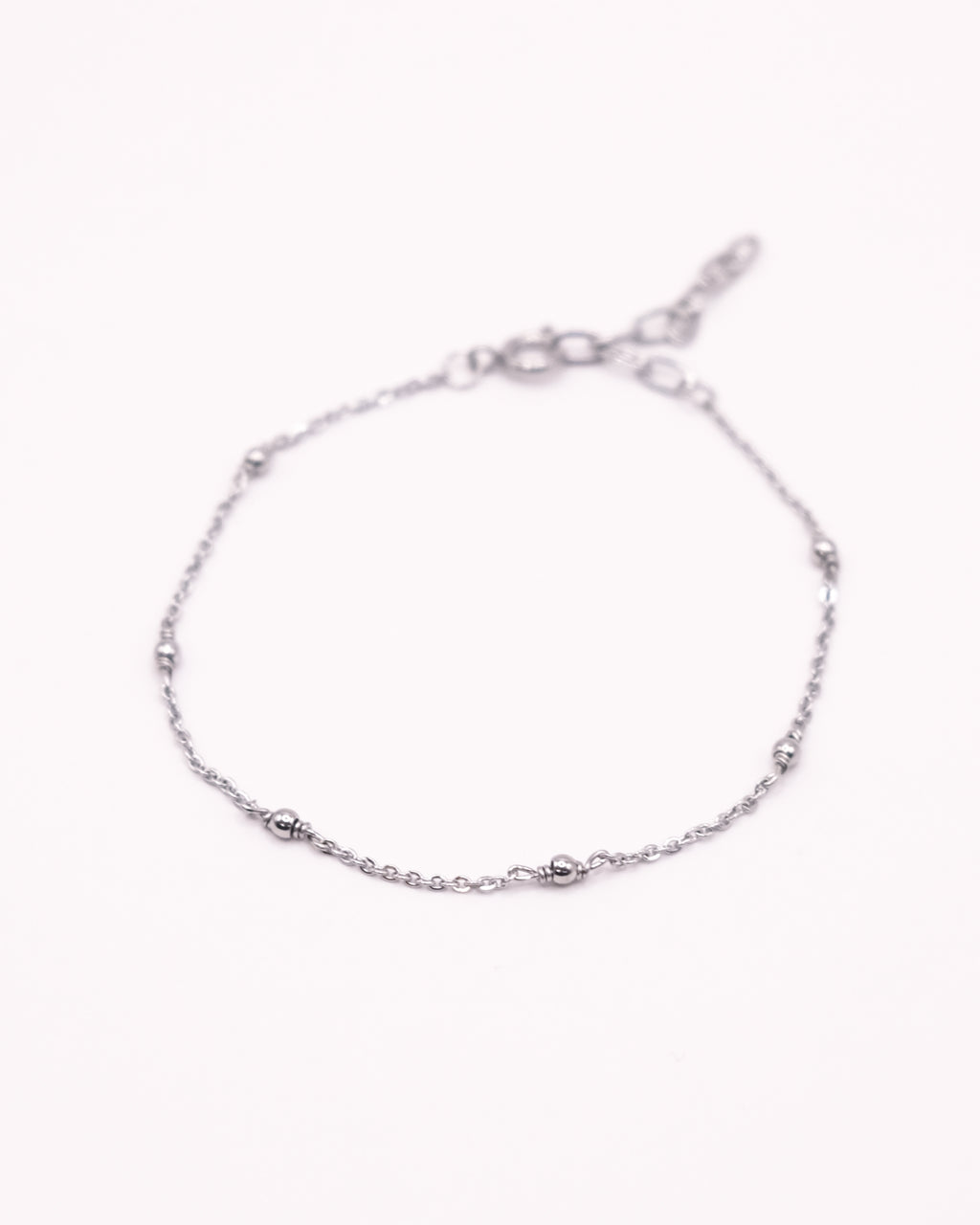 Bracelet Claudia argenté avec chaîne fine et petites perles