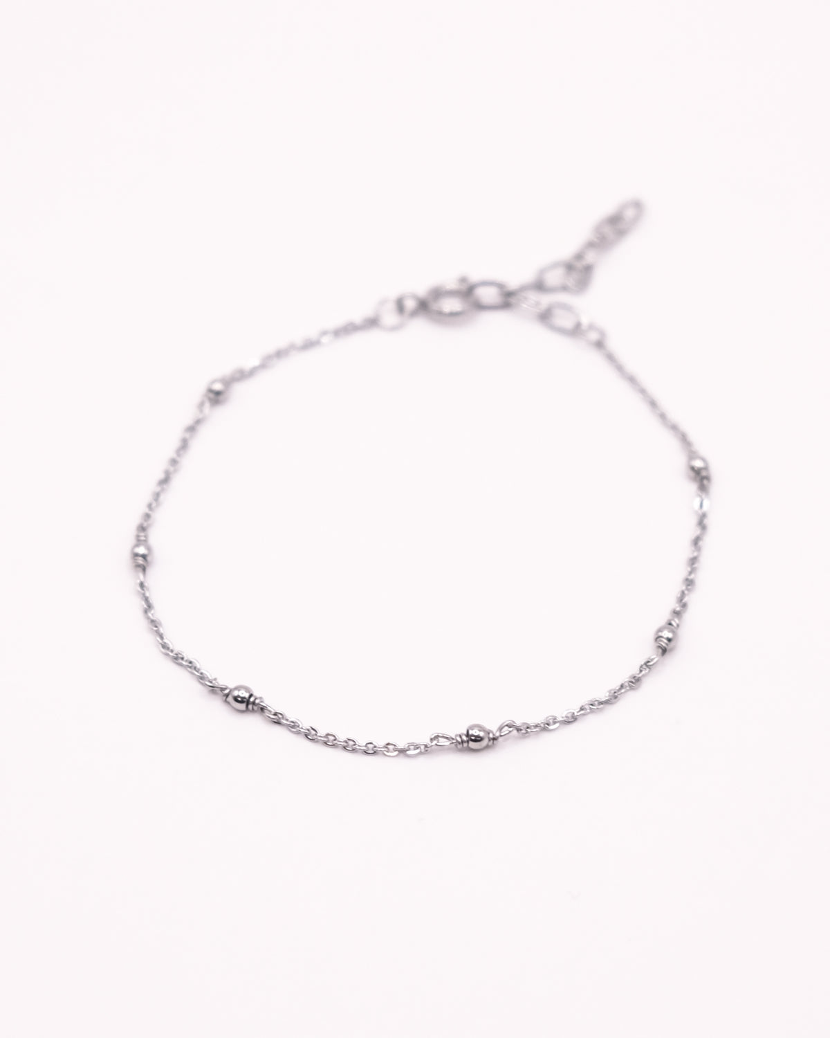 Bracelet Claudia argenté avec chaîne fine et petites perles