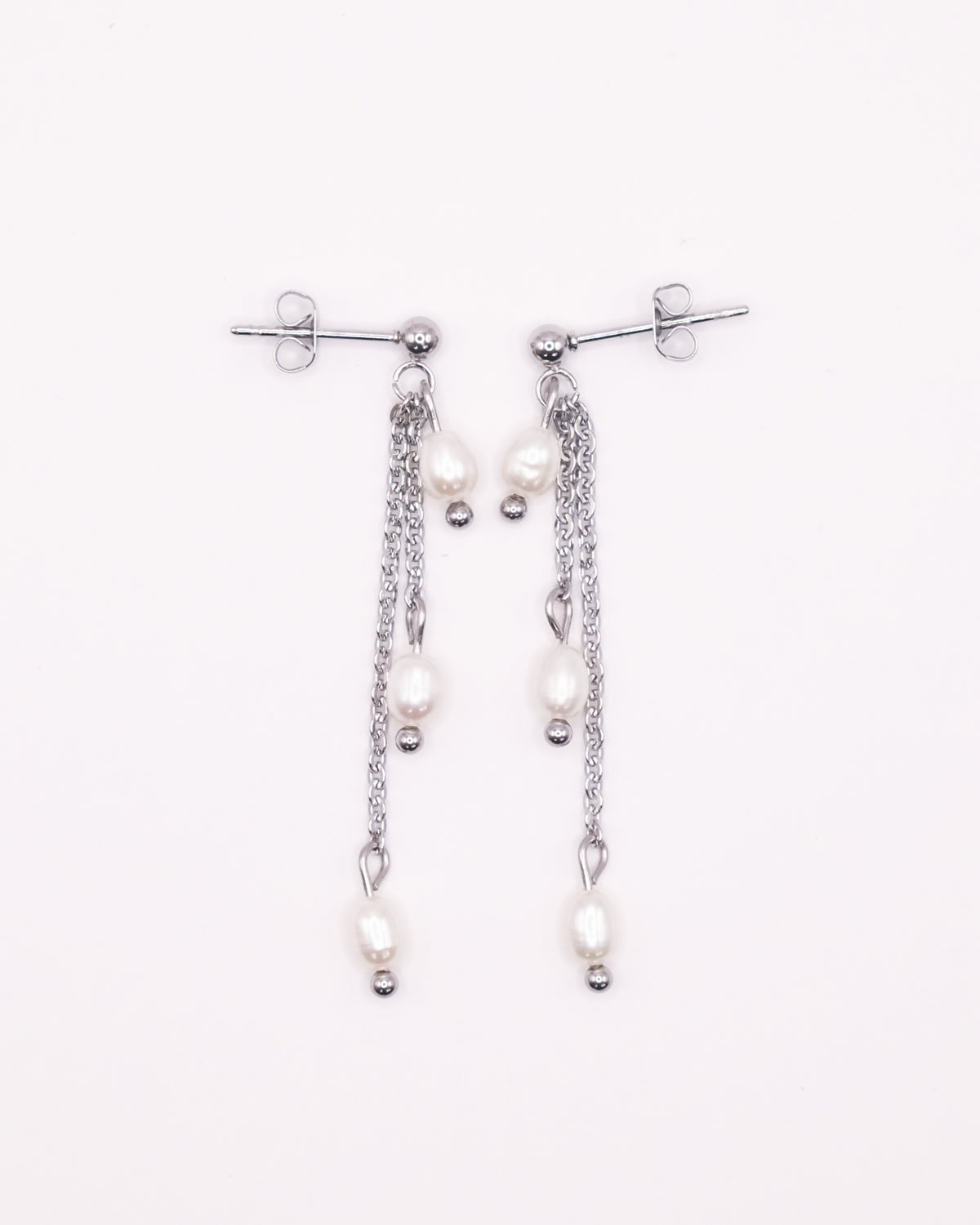 Boucles d’oreilles Marguerite argentées avec perles de culture sur chaînettes