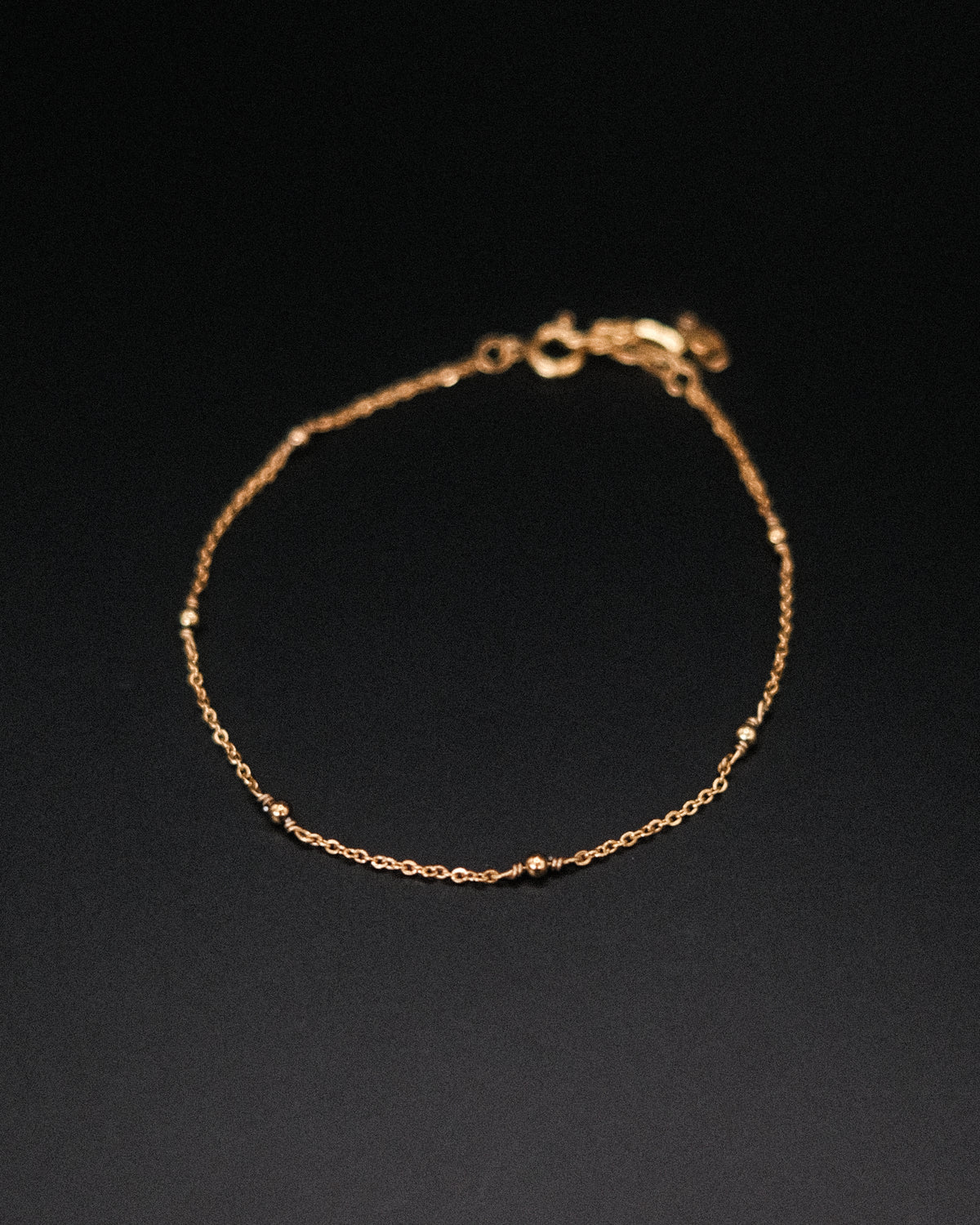 Bracelet Claudia doré avec chaîne fine et petites perles
