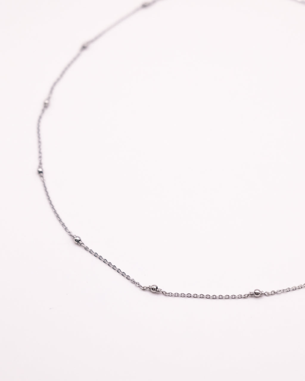 Collier Claudia ras de cou argenté avec chaîne fine et petites perles