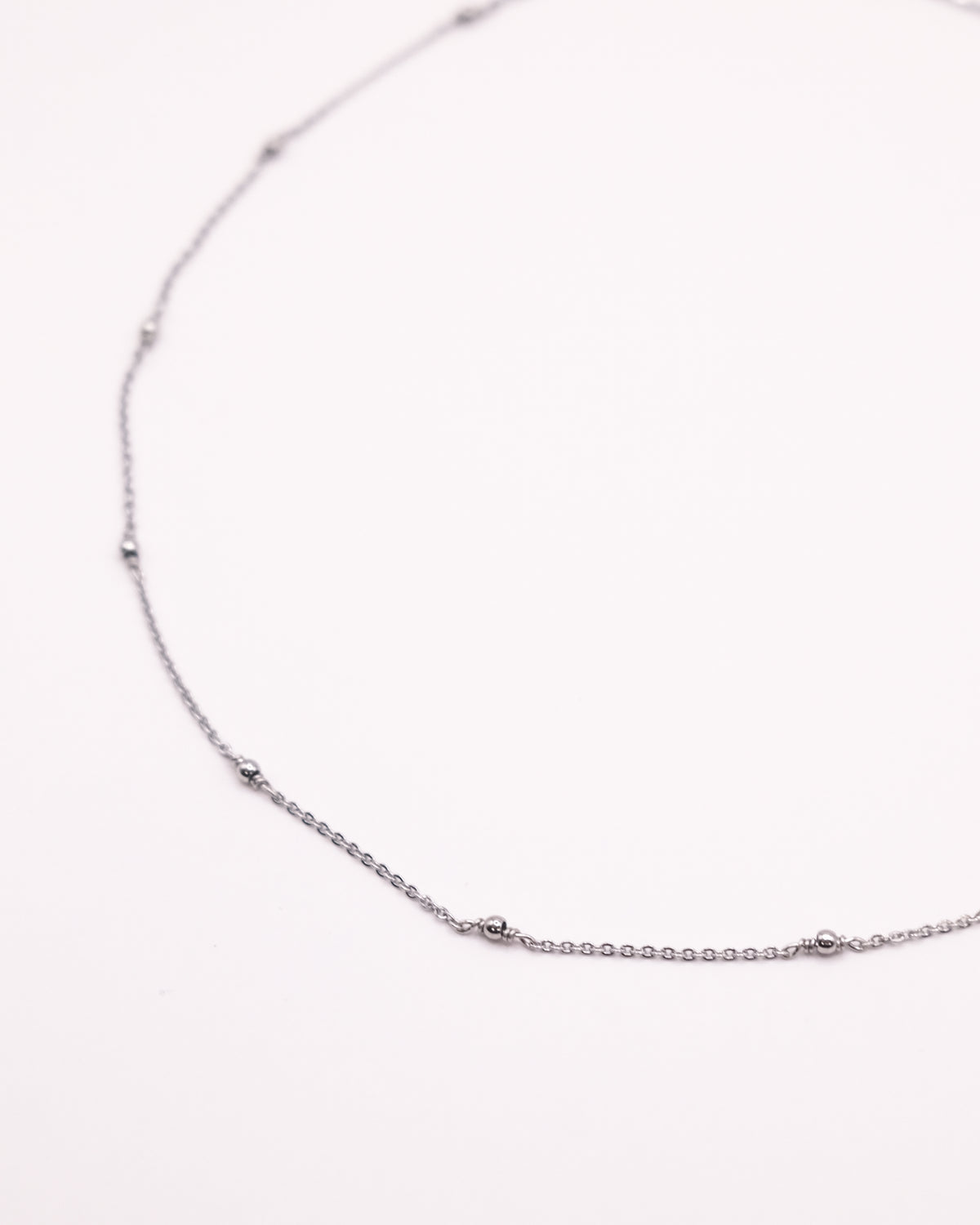 Collier Claudia ras de cou argenté avec chaîne fine et petites perles