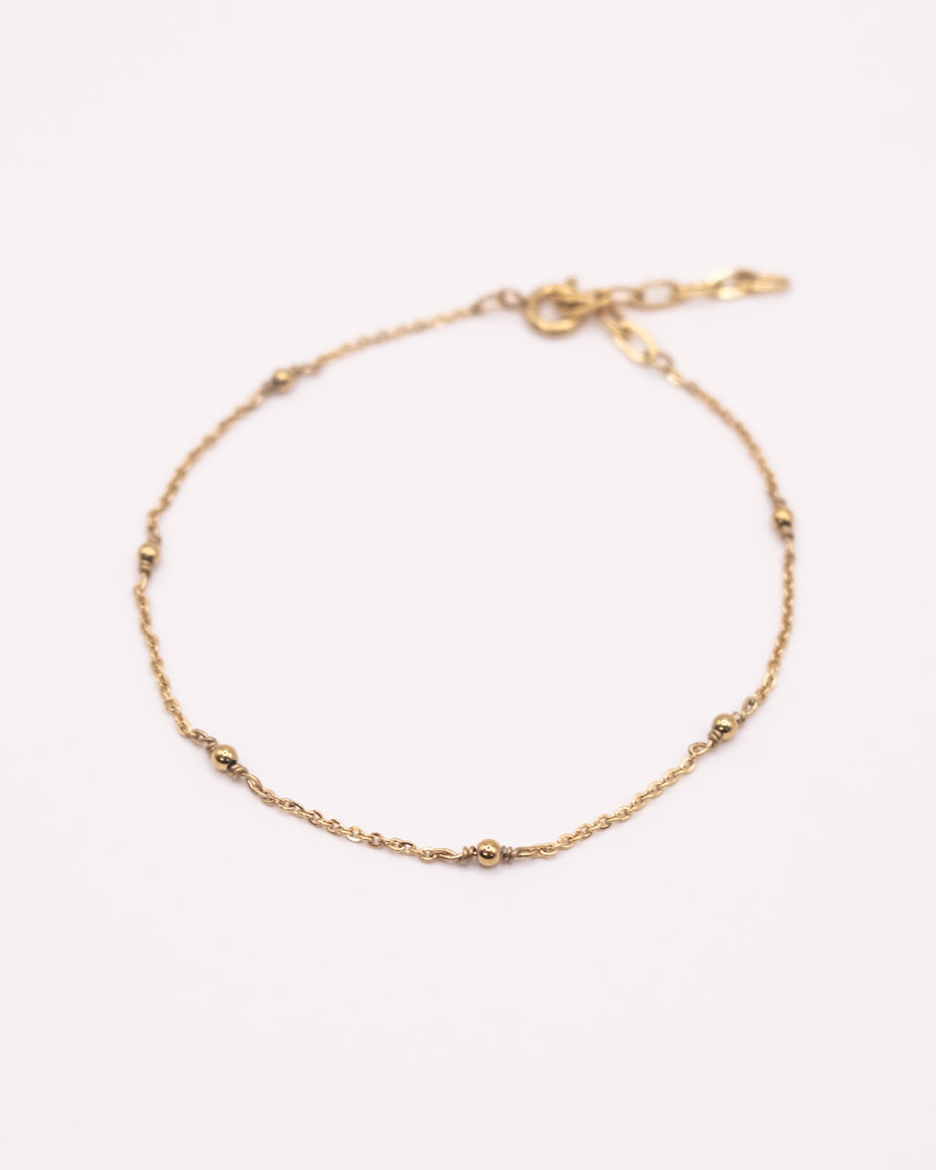 Bracelet Claudia doré avec chaîne fine et petites perles