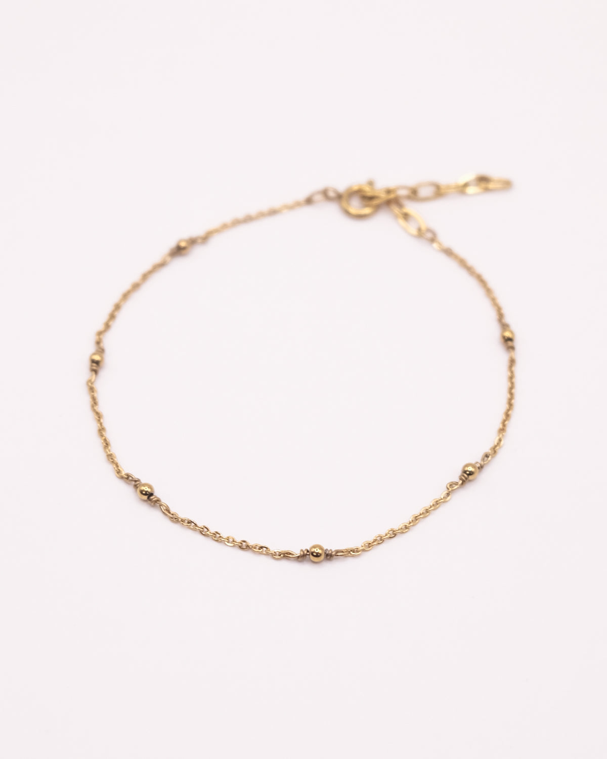 Bracelet Claudia doré avec chaîne fine et petites perles