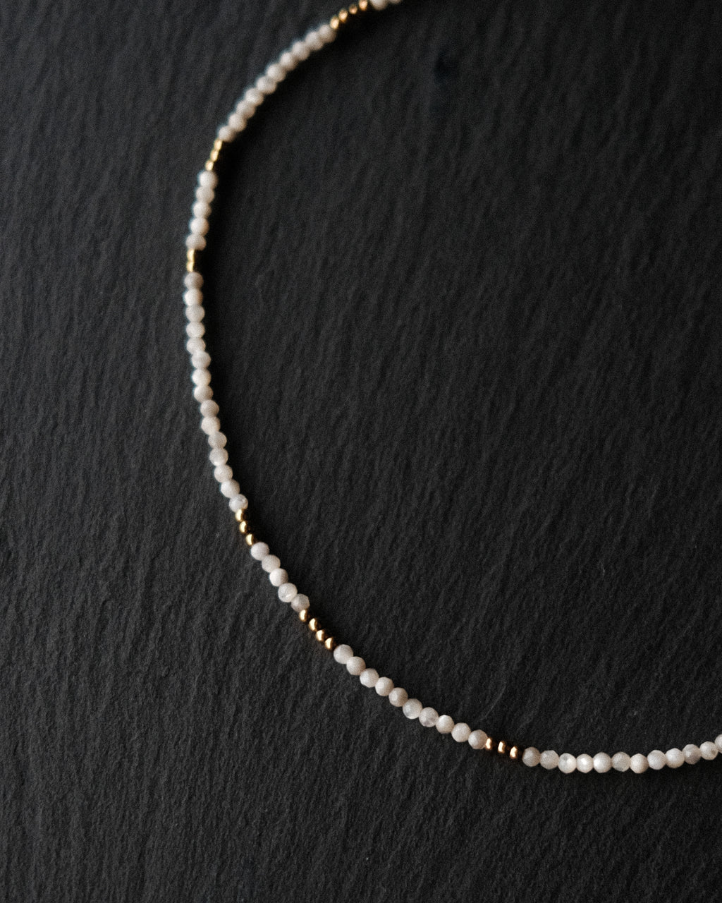 Collier Valeria ras de cou en pierres fines