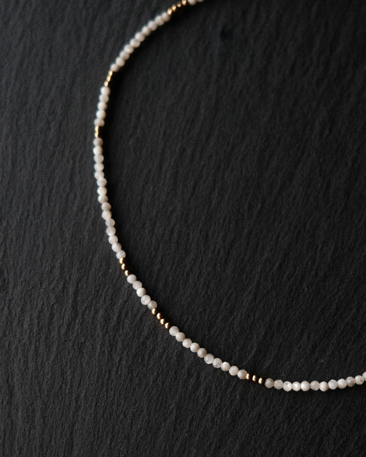 Collier Valeria ras de cou en pierres fines