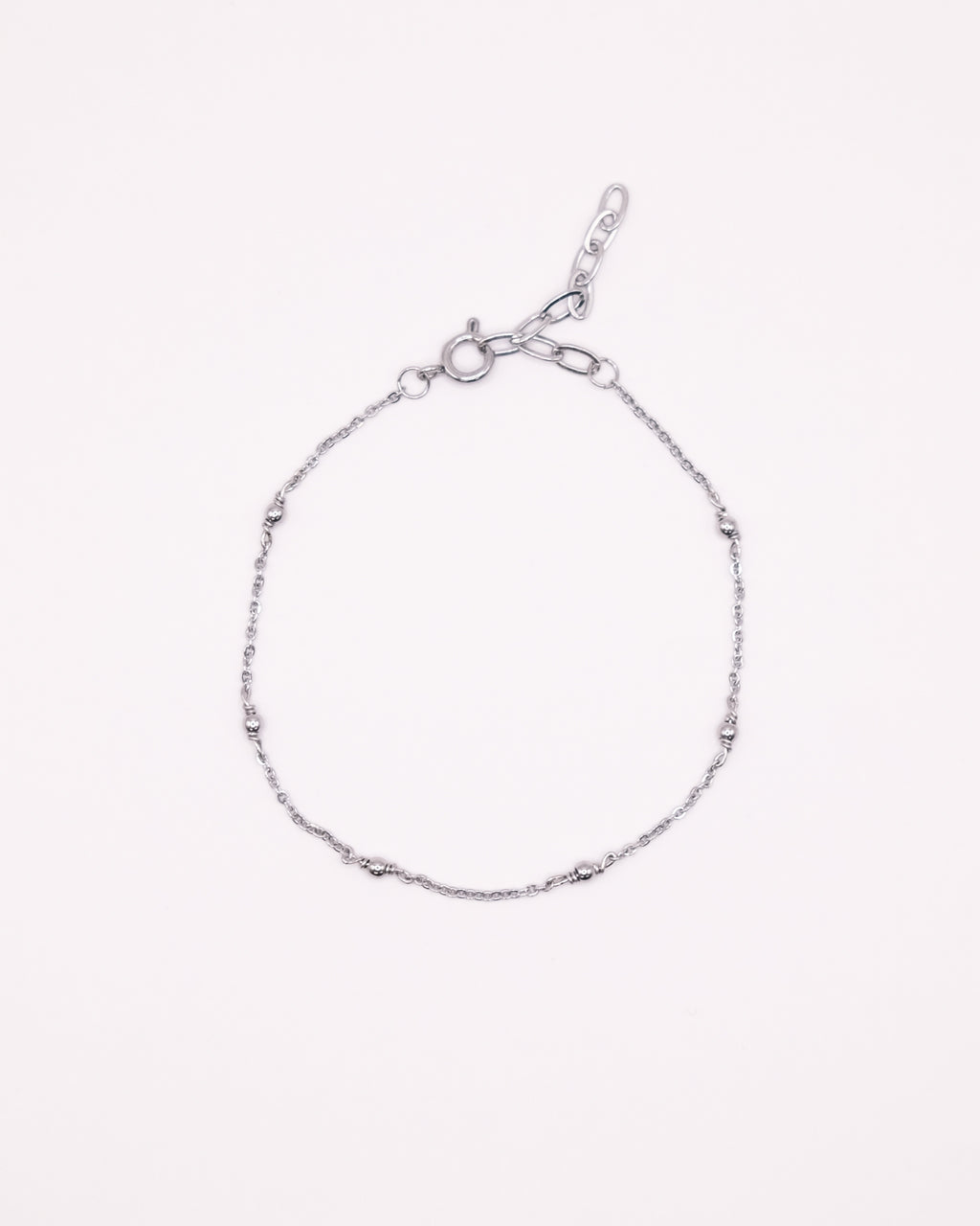 Bracelet Claudia argenté avec chaîne fine et petites perles