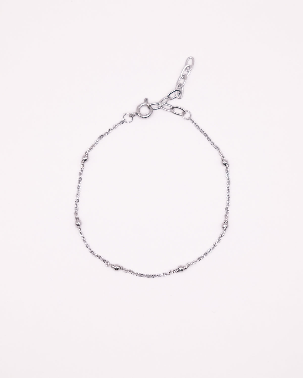 Bracelet Claudia argenté avec chaîne fine et petites perles