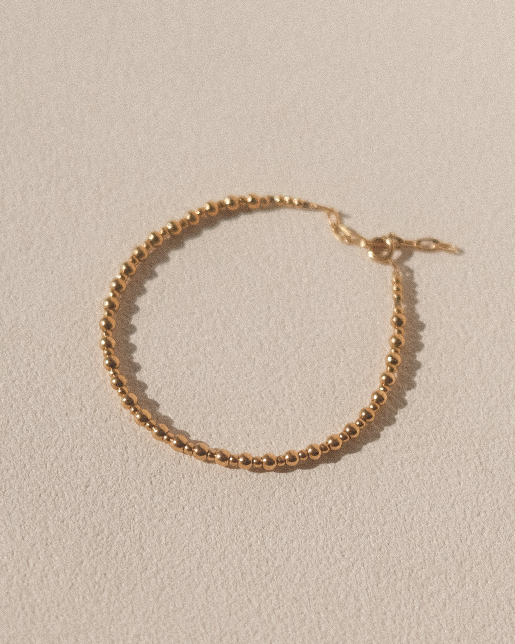 Bracelet Gigi doré en perles d’acier inoxydable irrégulières