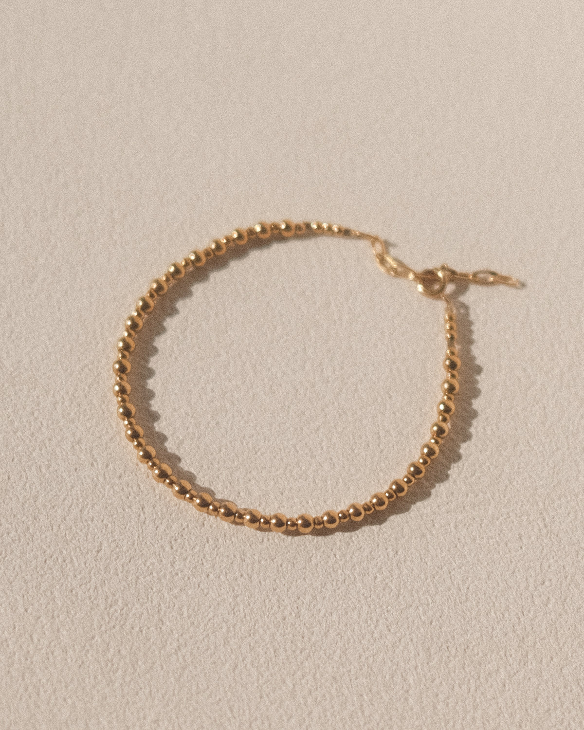Bracelet Gigi doré en perles d’acier inoxydable irrégulières
