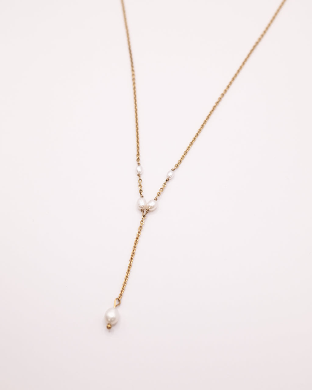 Collier Agnès long doré avec pendentif en perles de culture