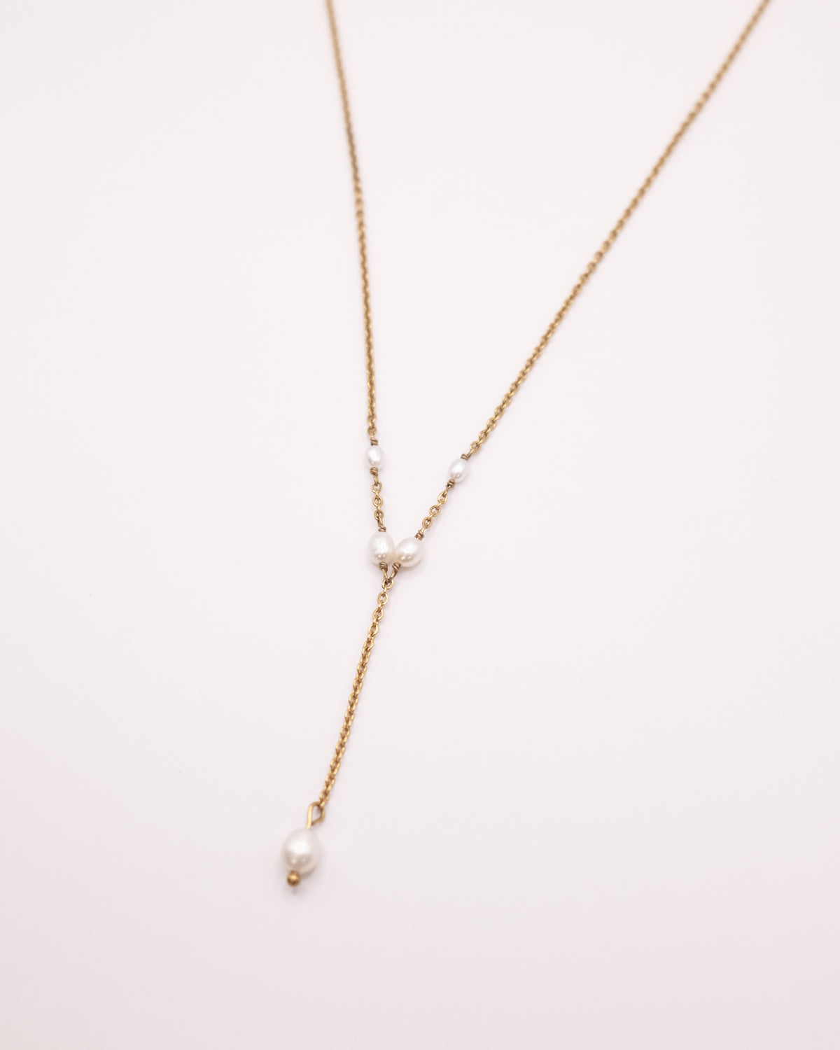 Collier Agnès long doré avec pendentif en perles de culture