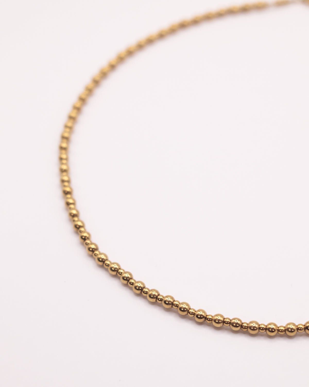 Collier Gigi ras de cou doré en perles irrégulières
