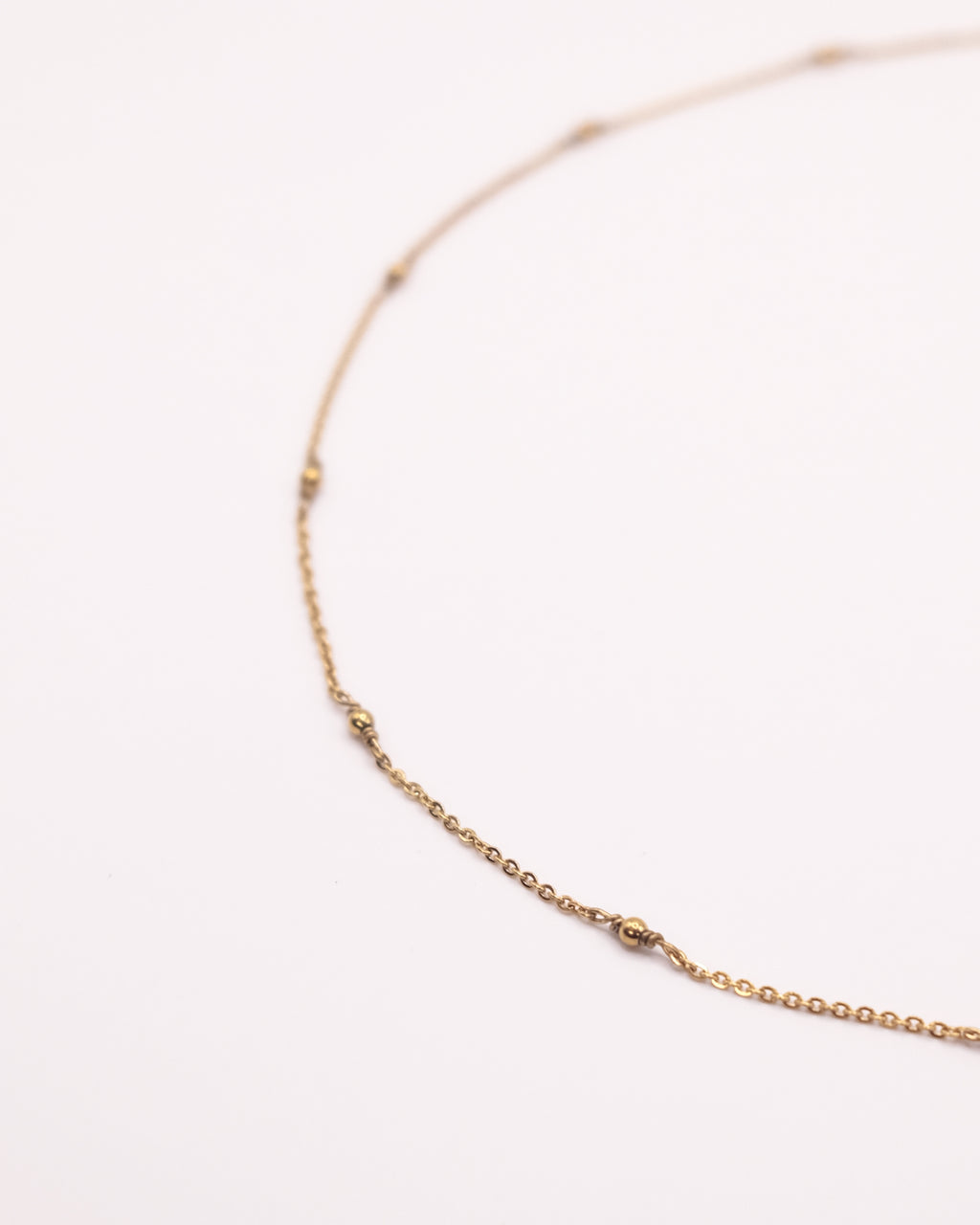Collier Claudia ras de cou doré avec chaîne fine et petites perles